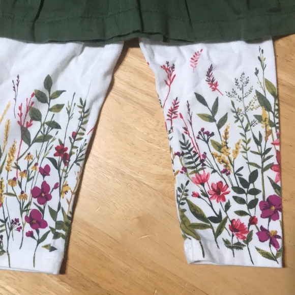 Green top with floral leggings - Picture 2 of 5